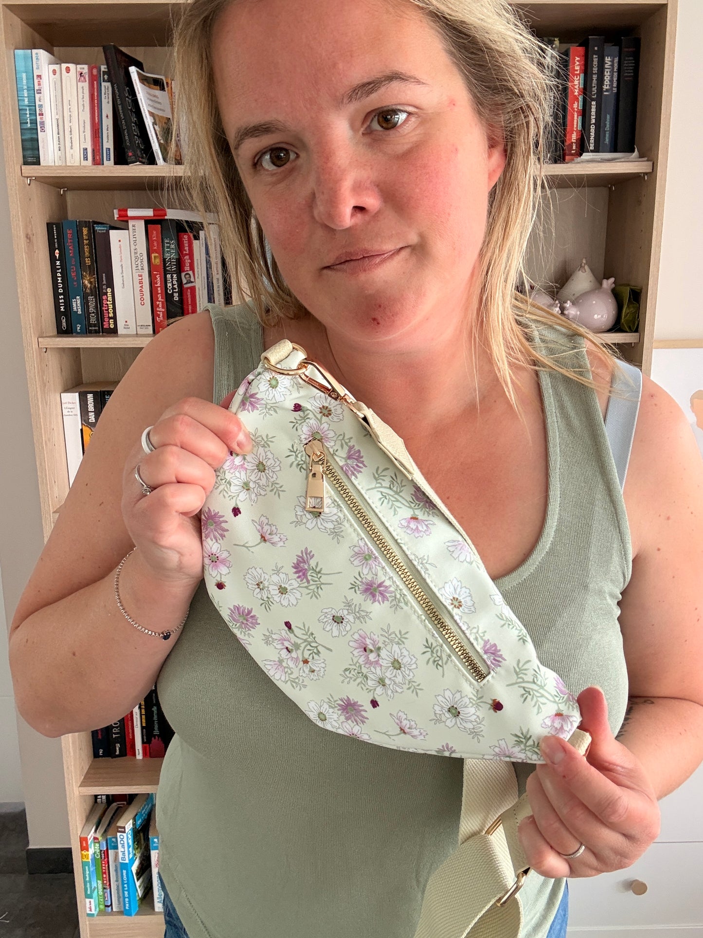 Sac Banane Fleuri Crème – Motif Floral Vert & Rose | Le Petit Placard