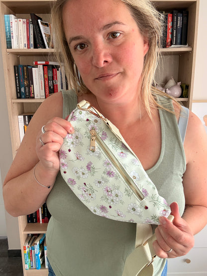 Sac Banane Fleuri Crème – Motif Floral Vert & Rose | Le Petit Placard