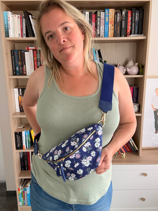 Sac Banane Fleuri Bleu Marine – Motif Floral Blanc & Rose | Le Petit Placard