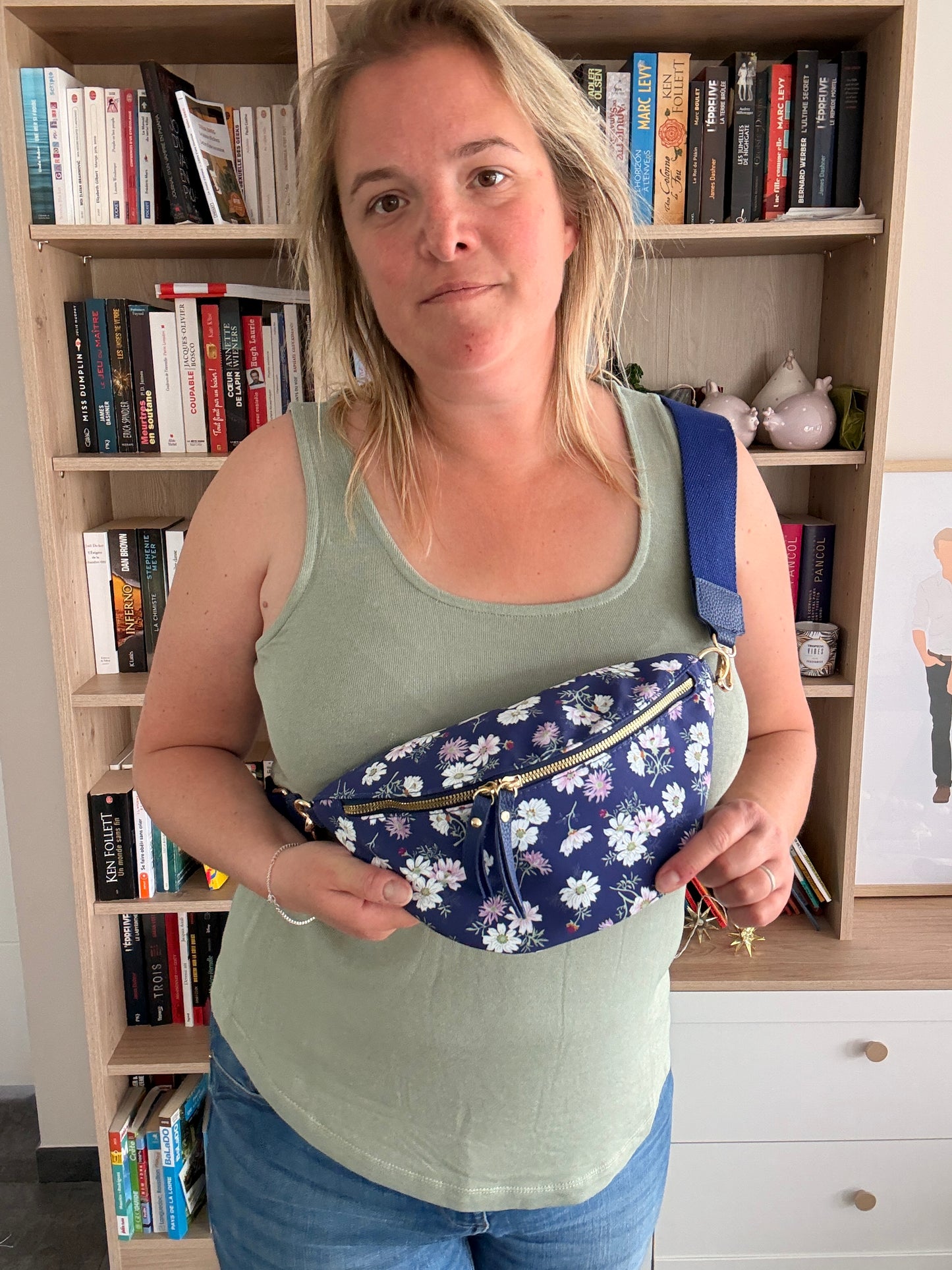 Sac Banane Fleuri Bleu Marine – Motif Floral Blanc & Rose | Le Petit Placard