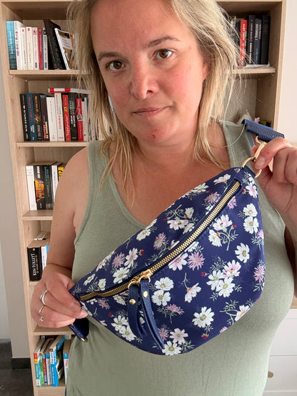 Sac Banane Fleuri Bleu Marine – Motif Floral Blanc & Rose | Le Petit Placard