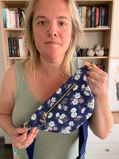 Sac Banane Fleuri Bleu Marine – Motif Floral Blanc & Rose | Le Petit Placard