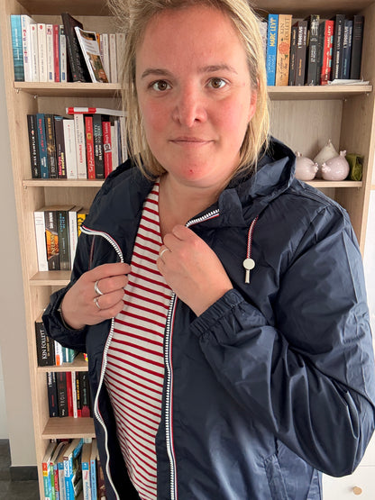 Laura Jo - Parka manteau bleu marine imperméable long avec doublure légère portée par une femme, intérieur livre en arrière-plan.