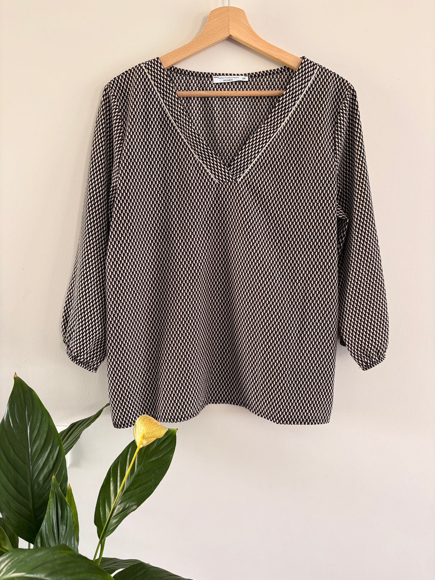 Blouse Fluide Imprimée Col V – Motif Géométrique Noir & Blanc taille 38