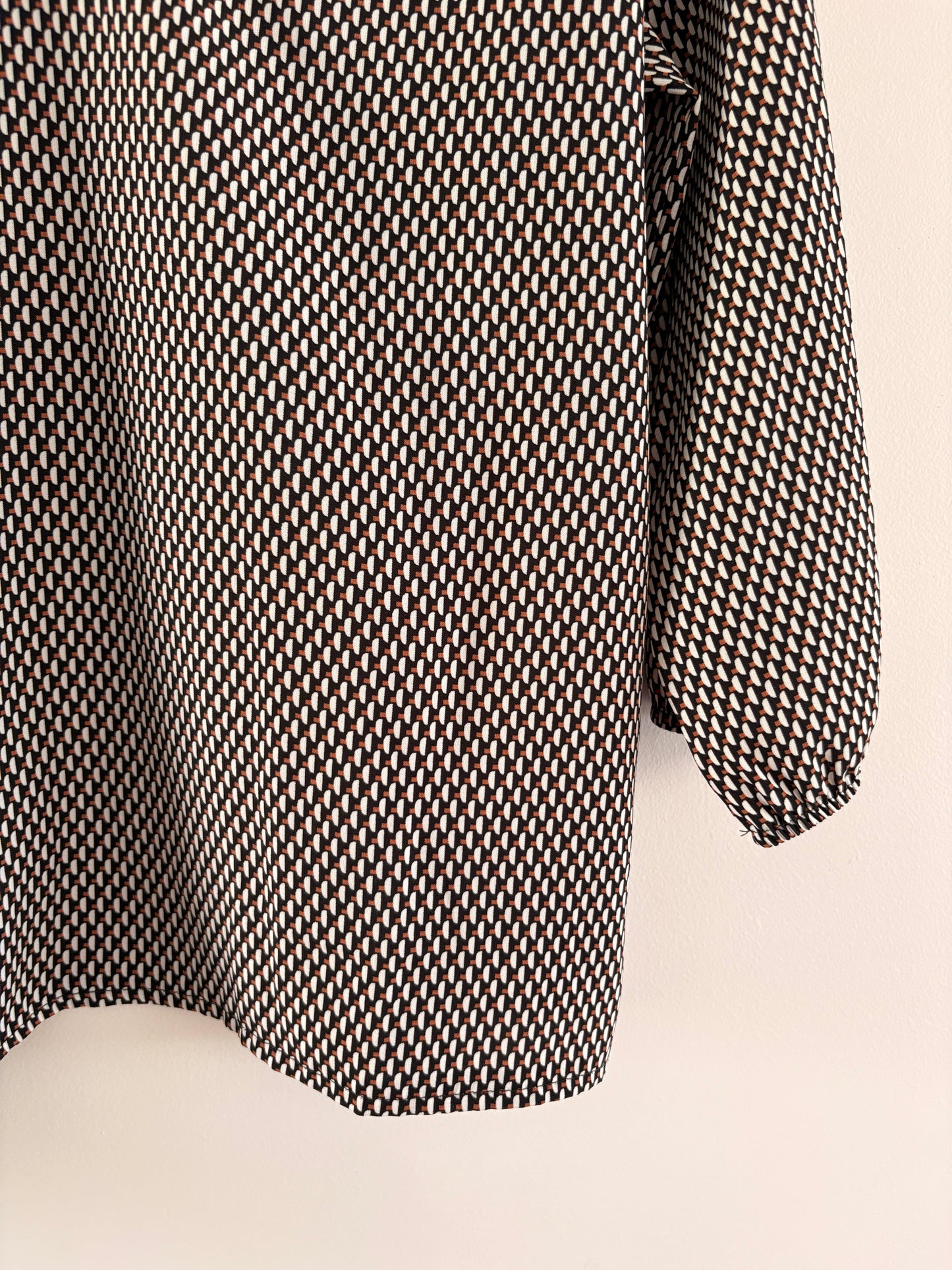Blouse Fluide Imprimée Col V – Motif Géométrique Noir & Blanc taille 38