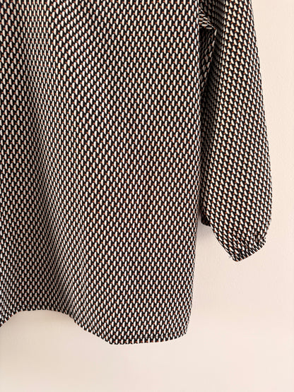 Blouse Fluide Imprimée Col V – Motif Géométrique Noir & Blanc taille 38