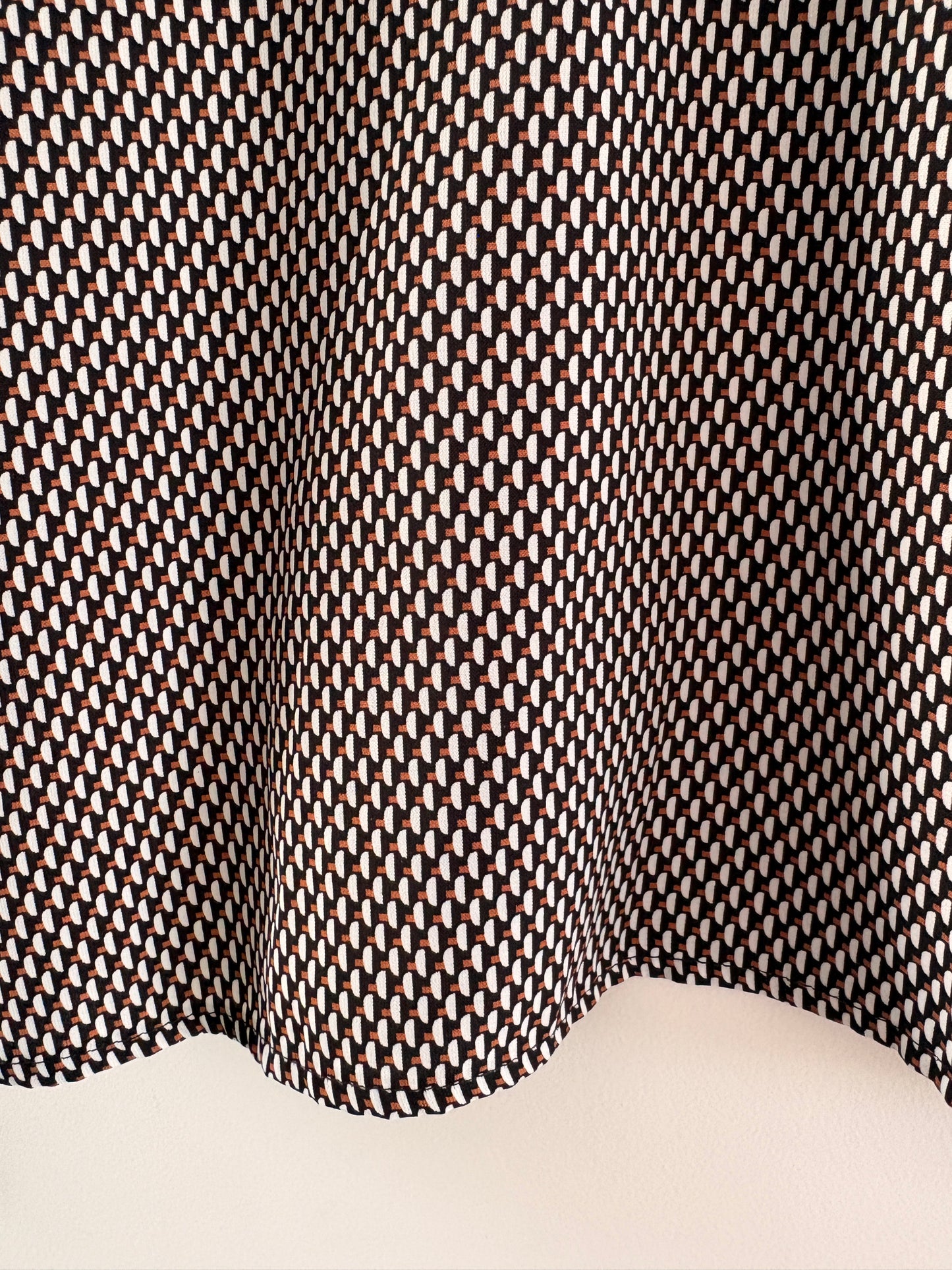 Blouse Fluide Imprimée Col V – Motif Géométrique Noir & Blanc taille 38
