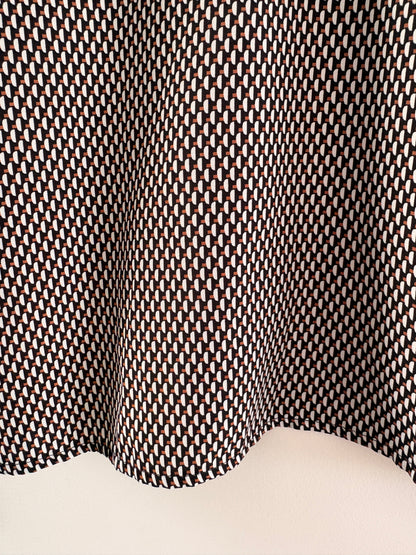 Blouse Fluide Imprimée Col V – Motif Géométrique Noir & Blanc taille 38