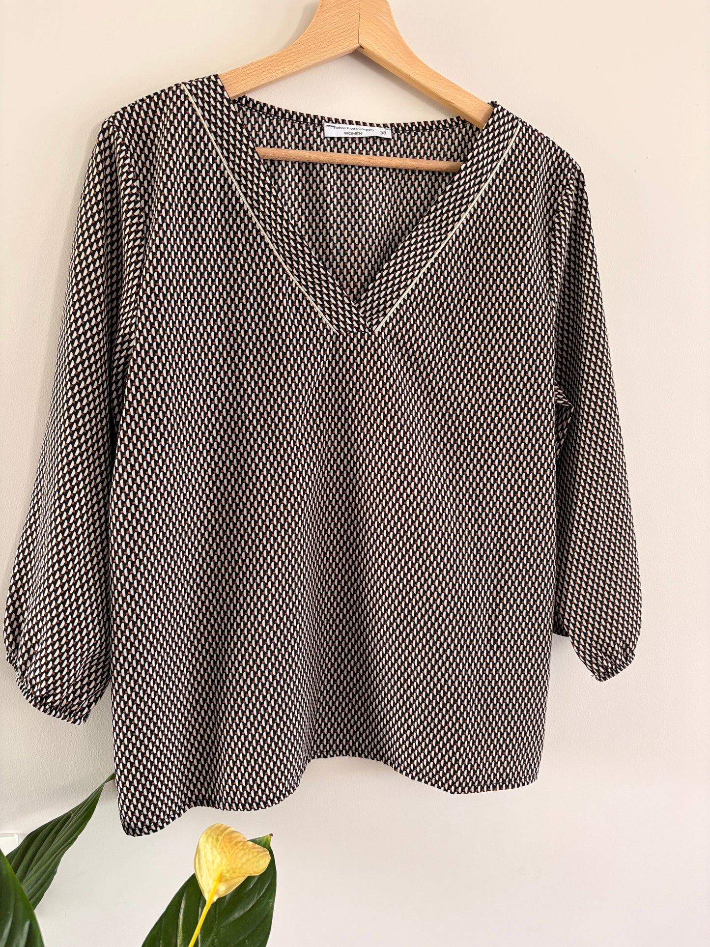 Blouse Fluide Imprimée Col V – Motif Géométrique Noir & Blanc taille 38
