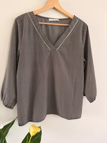 Blouse Fluide Imprimée Col V – Motif Géométrique Noir & Blanc taille 38