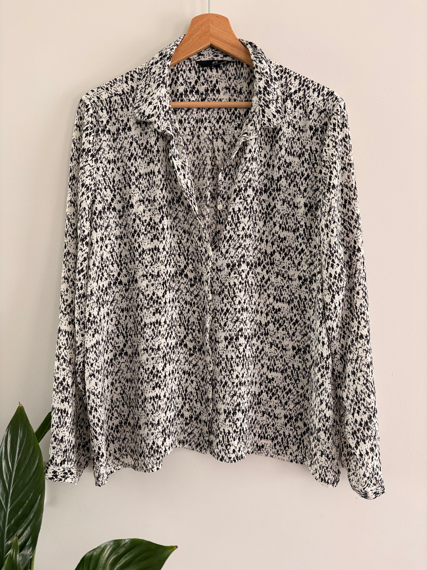Chemise Imprimée Noir & Blanc – Motif Graphique Fluide taille M