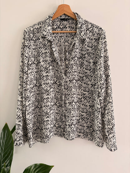 Chemise Imprimée Noir & Blanc – Motif Graphique Fluide taille M