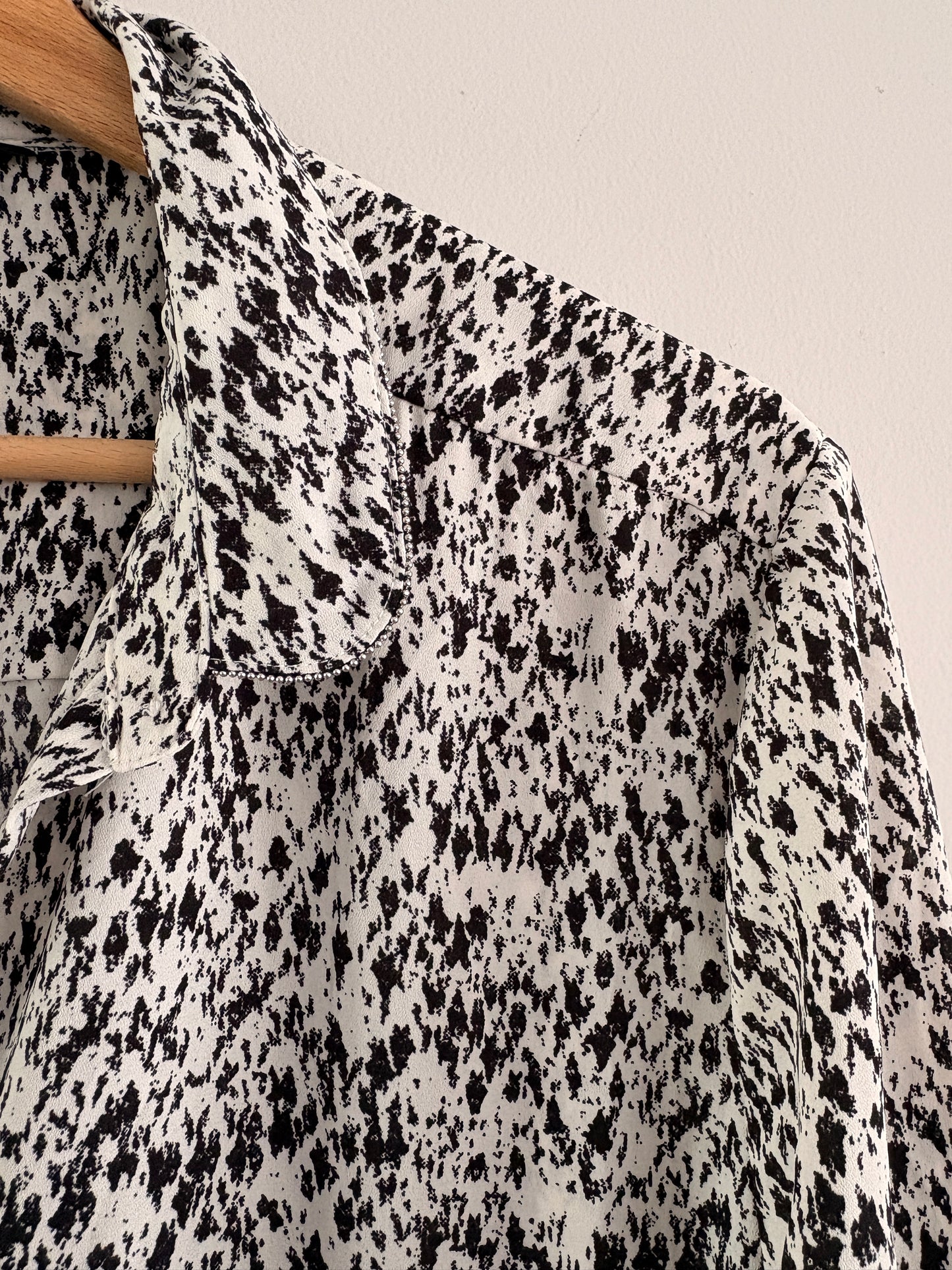 Chemise Imprimée Noir & Blanc – Motif Graphique Fluide taille M