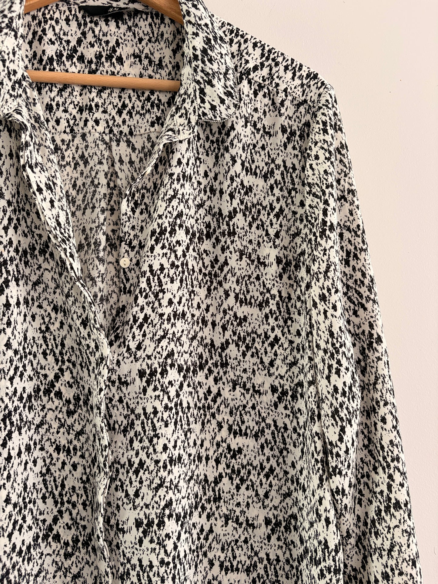Chemise Imprimée Noir & Blanc – Motif Graphique Fluide taille M
