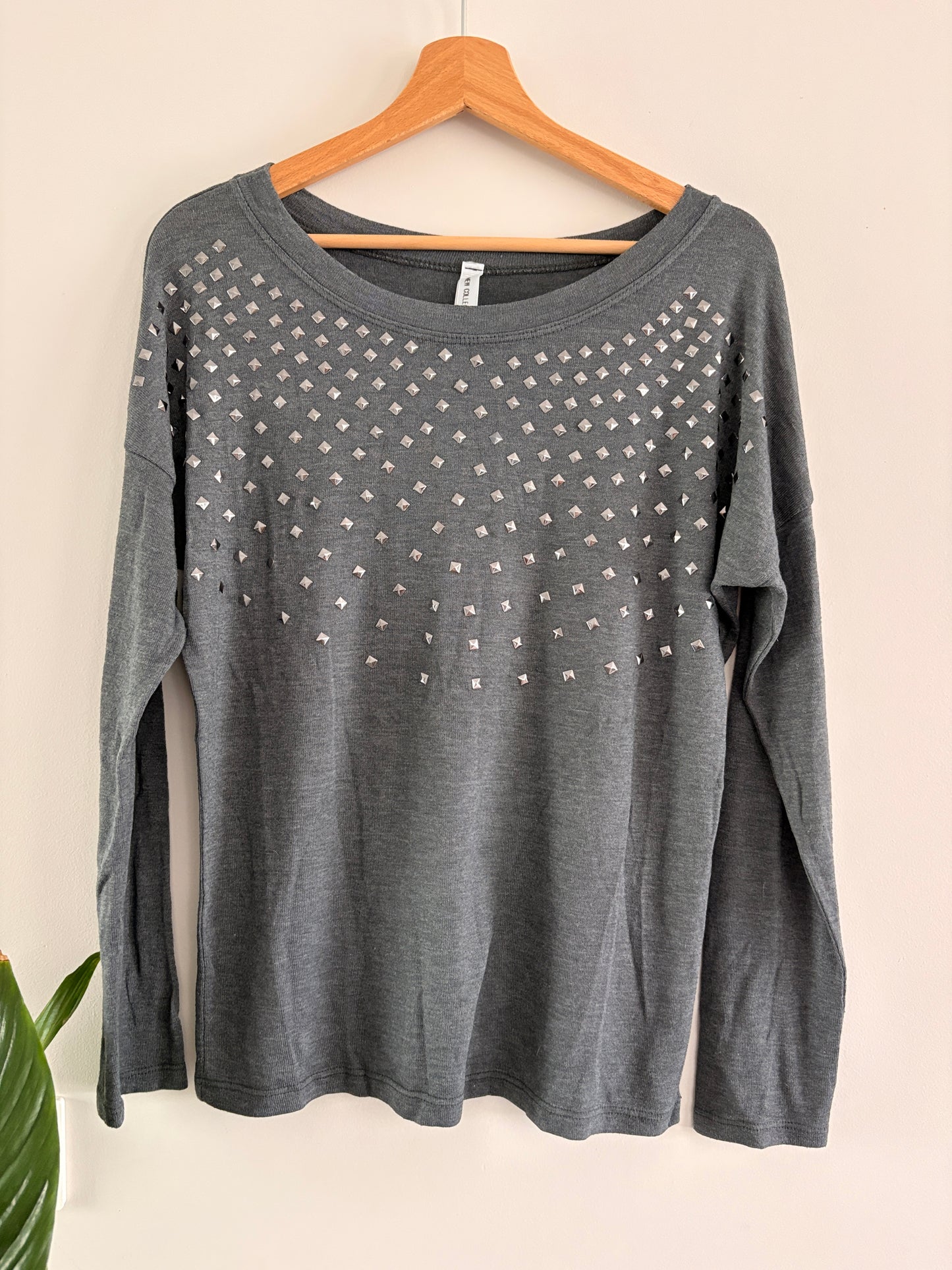 Pull Fin Gris – Clous Pyramidaux Argentés Rock Chic taille M