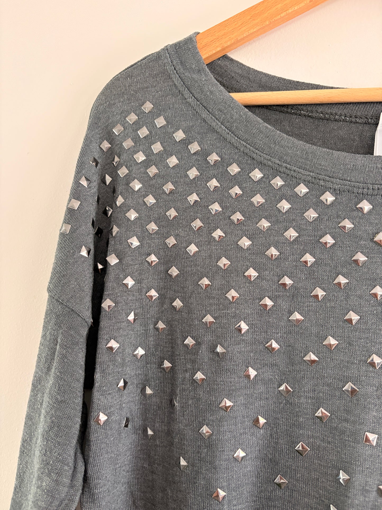 Pull Fin Gris – Clous Pyramidaux Argentés Rock Chic taille M