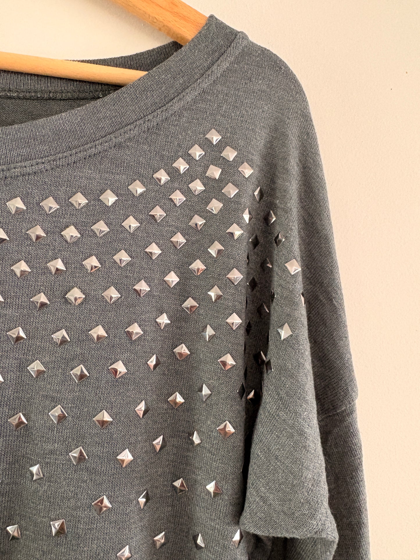 Pull Fin Gris – Clous Pyramidaux Argentés Rock Chic taille M