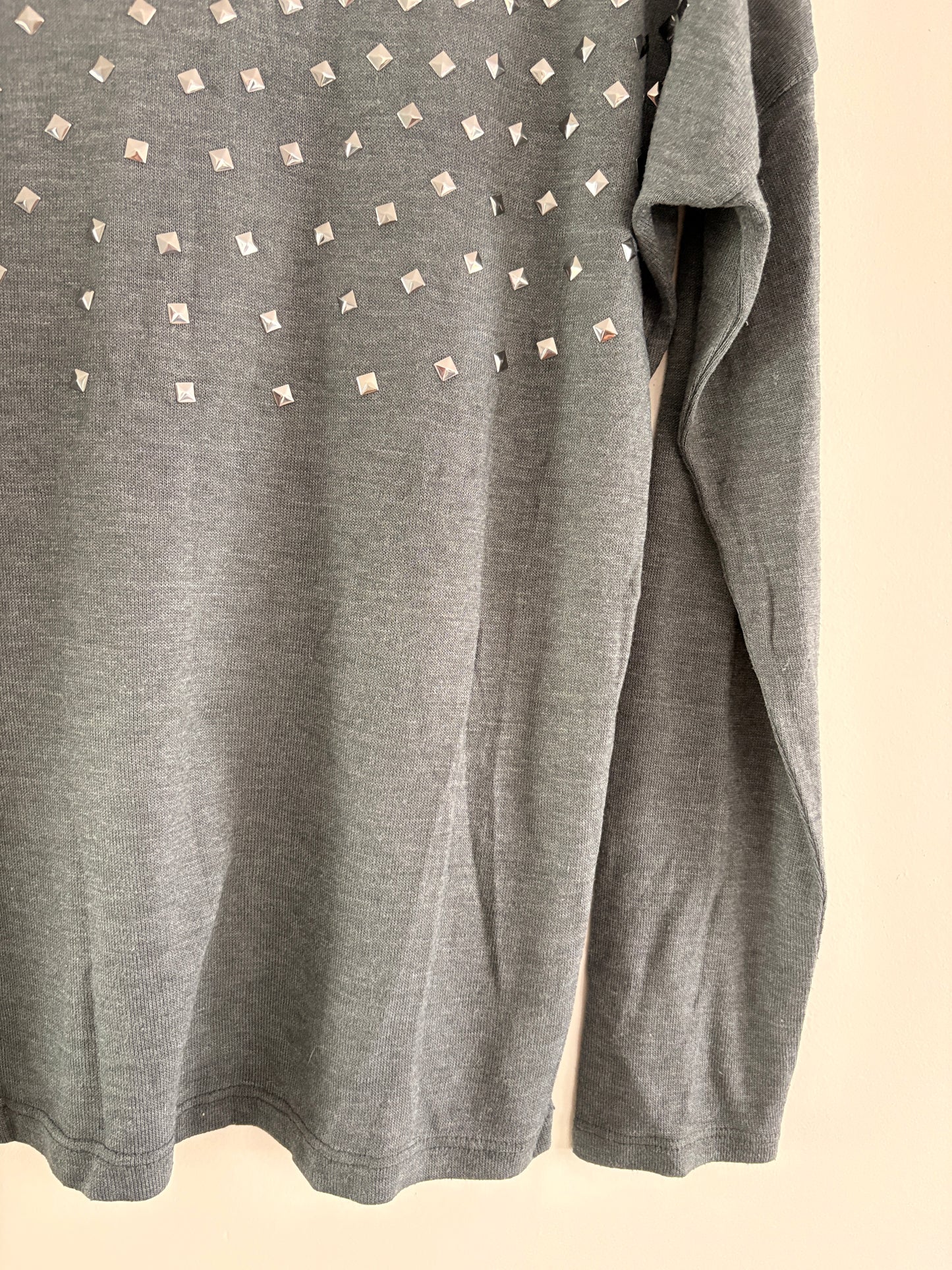 Pull Fin Gris – Clous Pyramidaux Argentés Rock Chic taille M