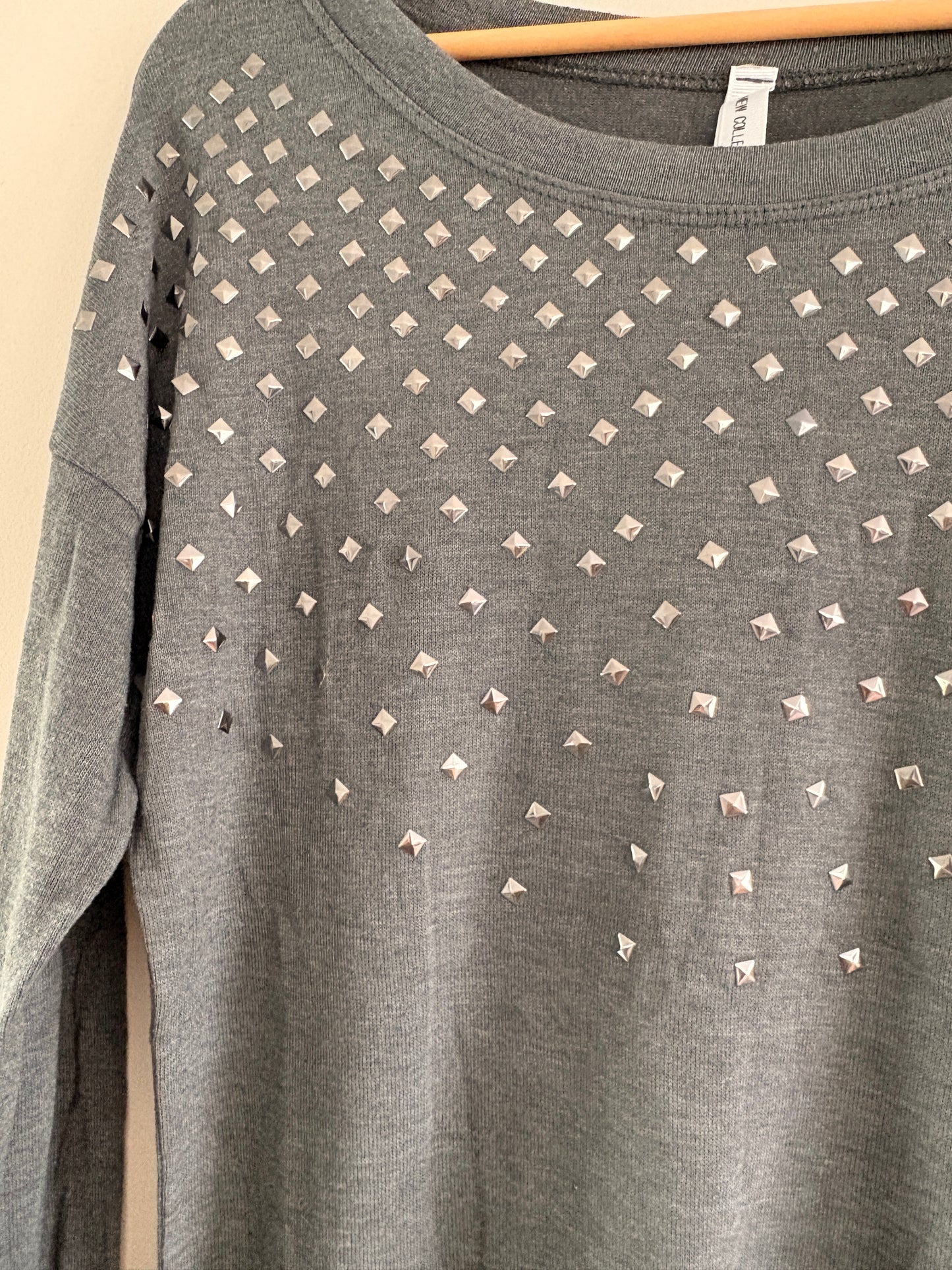 Pull Fin Gris – Clous Pyramidaux Argentés Rock Chic taille M