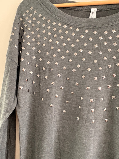 Pull Fin Gris – Clous Pyramidaux Argentés Rock Chic taille M