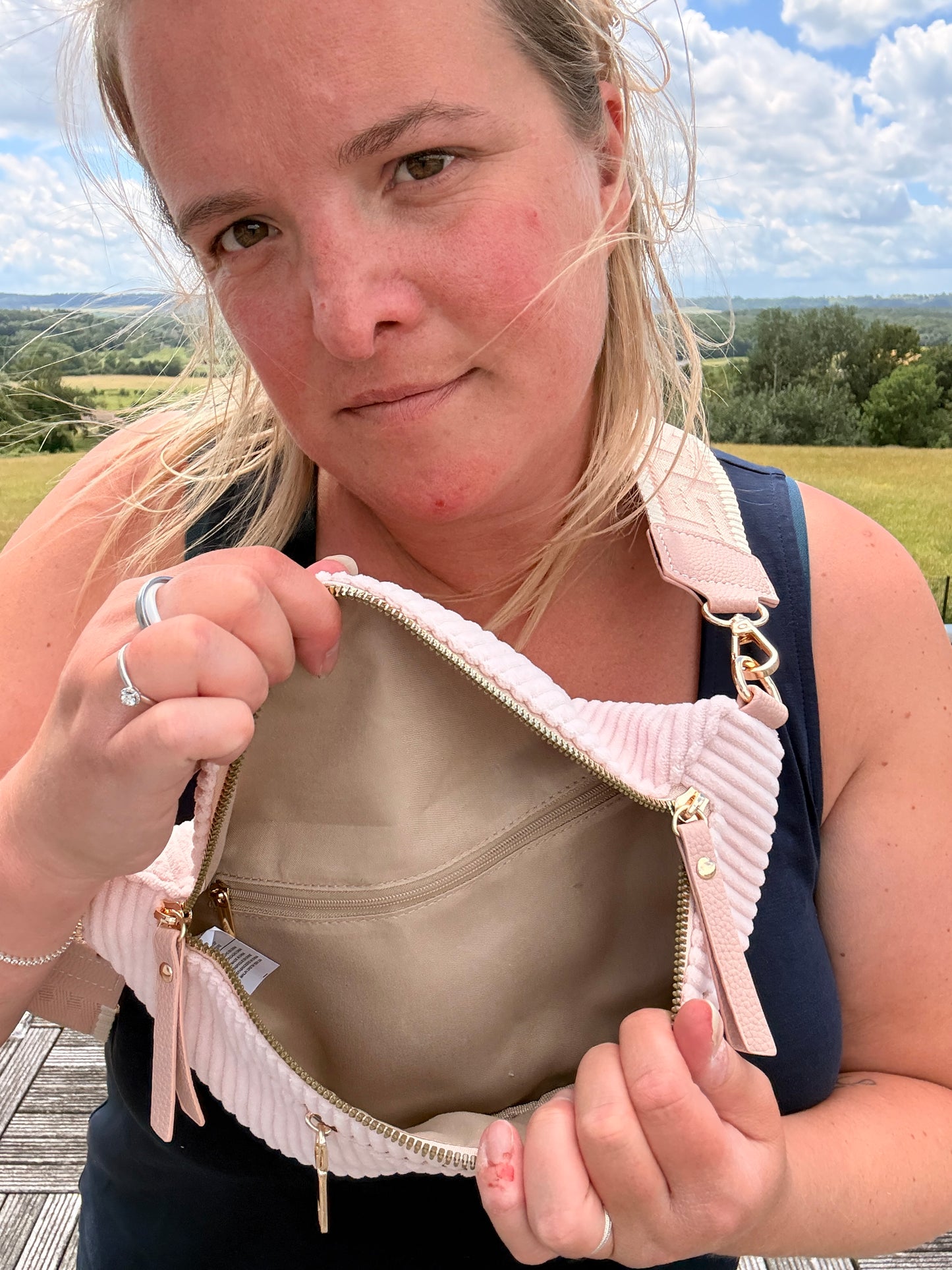 Sac banane velours côtelé femme – rose pâle visible, avec sangle réglable; modèle ouvert montrant intérieur beige et deux poches zippées.