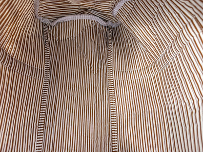 Sac polochon matelassé à imprimé baroque doré, intérieur rayé beige et brun, esprit bohème chic pour femme voyage.