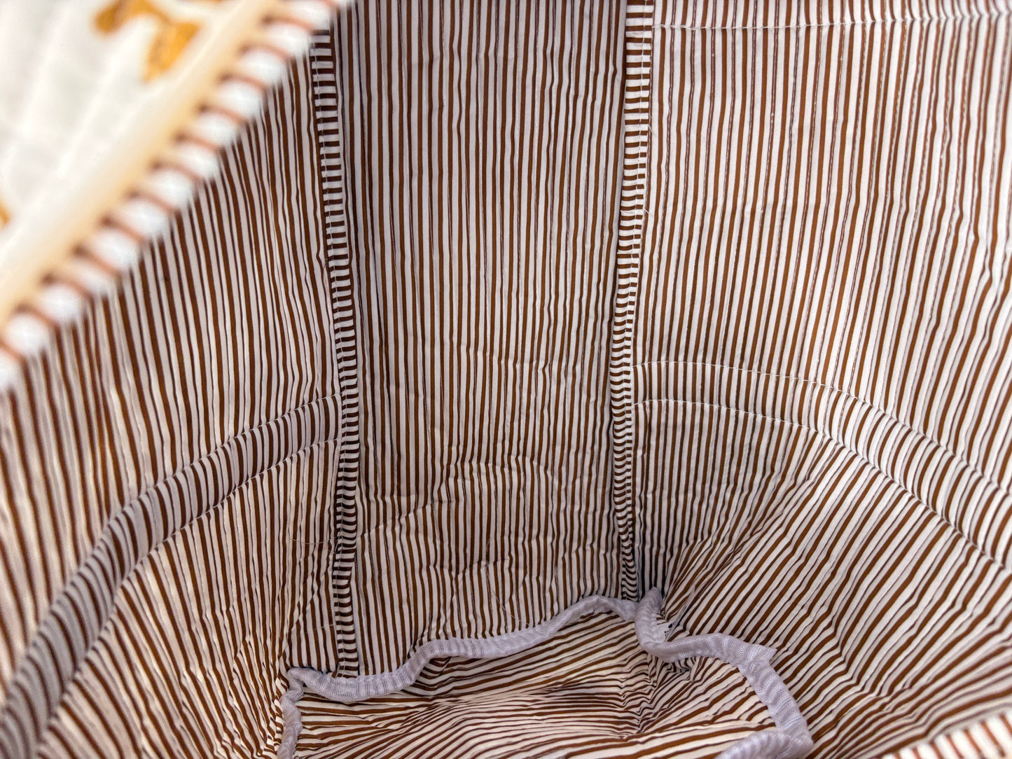 Sac polochon matelassé imprimé baroque doré, intérieur rayé kaki et blanc, compartiments spacieux pour voyage femme bohème chic.