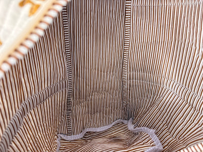 Sac polochon matelassé imprimé baroque doré, intérieur rayé kaki et blanc, compartiments spacieux pour voyage femme bohème chic.