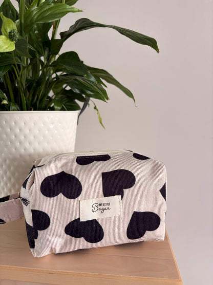 Grande trousse maquillage femme motif cœurs noirs en velours côtelé, pochette zippée sur table, étiquette « My little Bazar ».