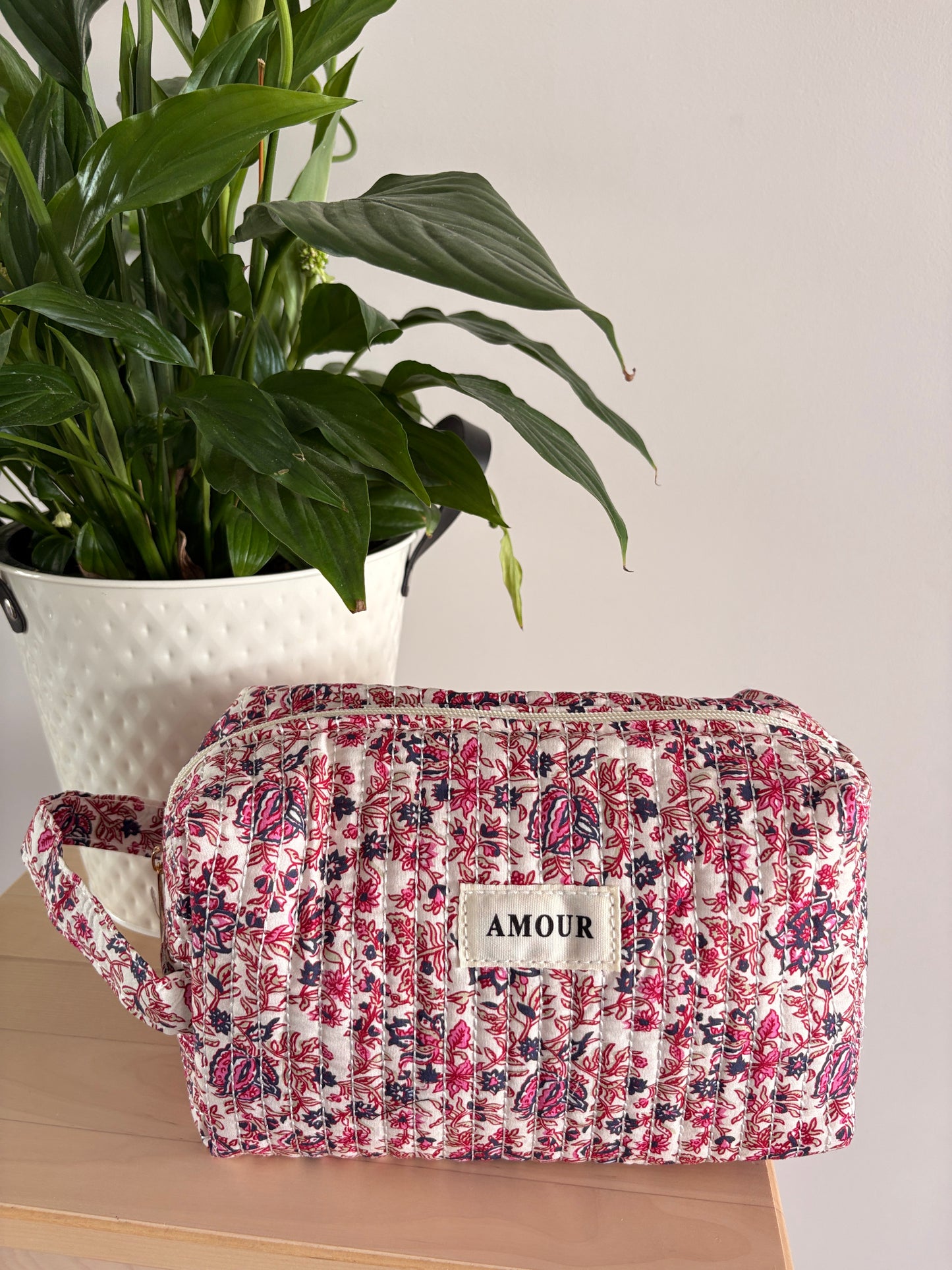 Grande trousse maquillage femme imprimé floral rose, pochette cosmétique zippée, grande capacité, motif fleurs roses et violettes sur fond clair.
