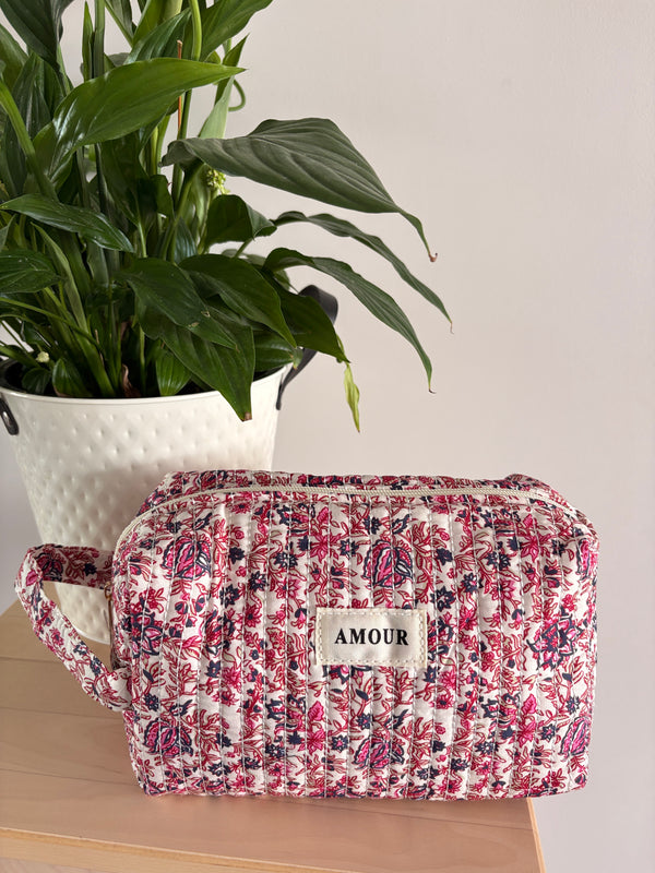 Grande trousse maquillage femme imprimé floral rose, pochette cosmétique zippée, grande capacité, motif fleurs roses et violettes sur fond clair.
