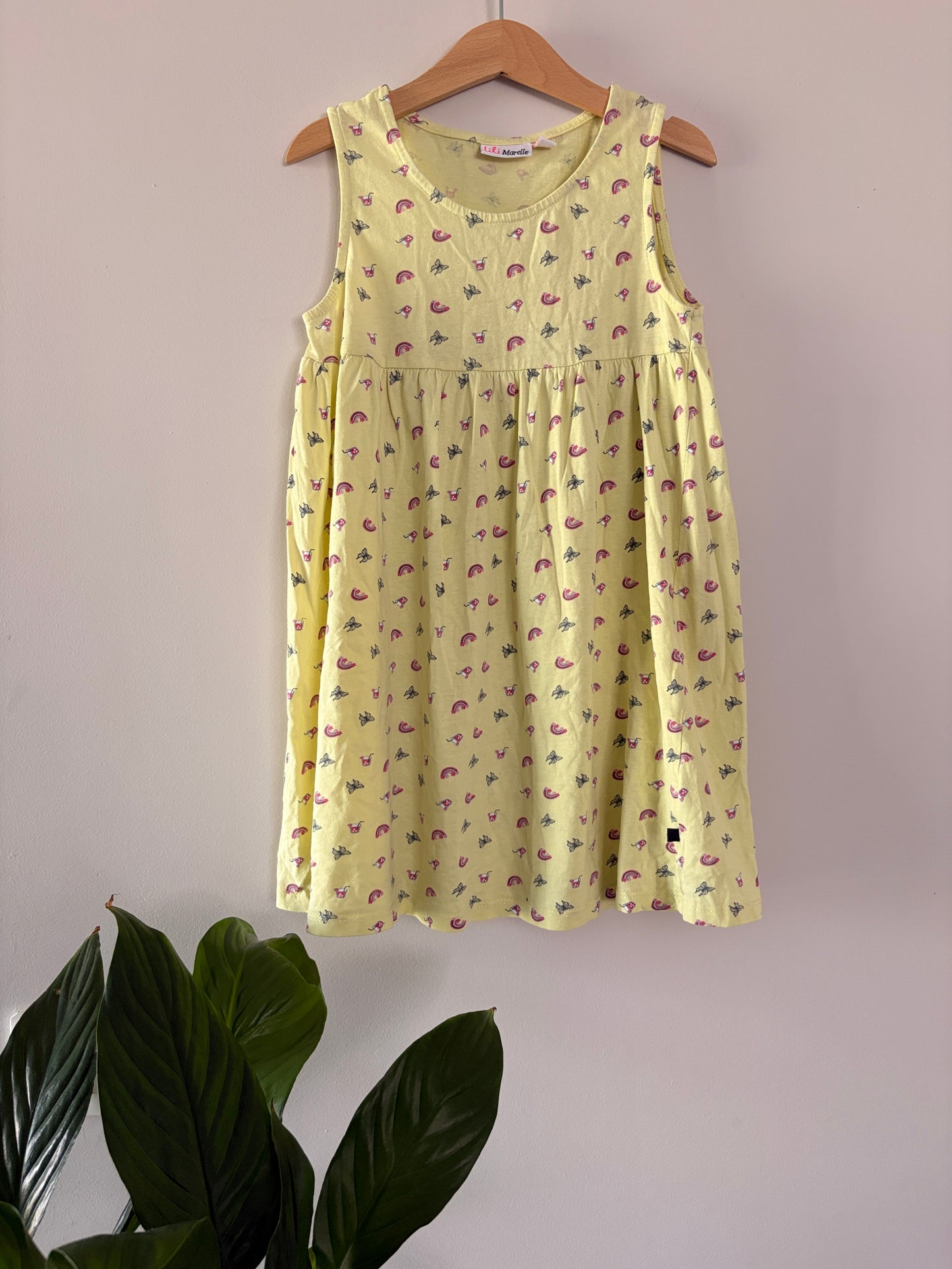 Robe Enfant Sans Manches Jaune Citron – Imprimé Papillons & Arcs-en-ciel taille 8 ans