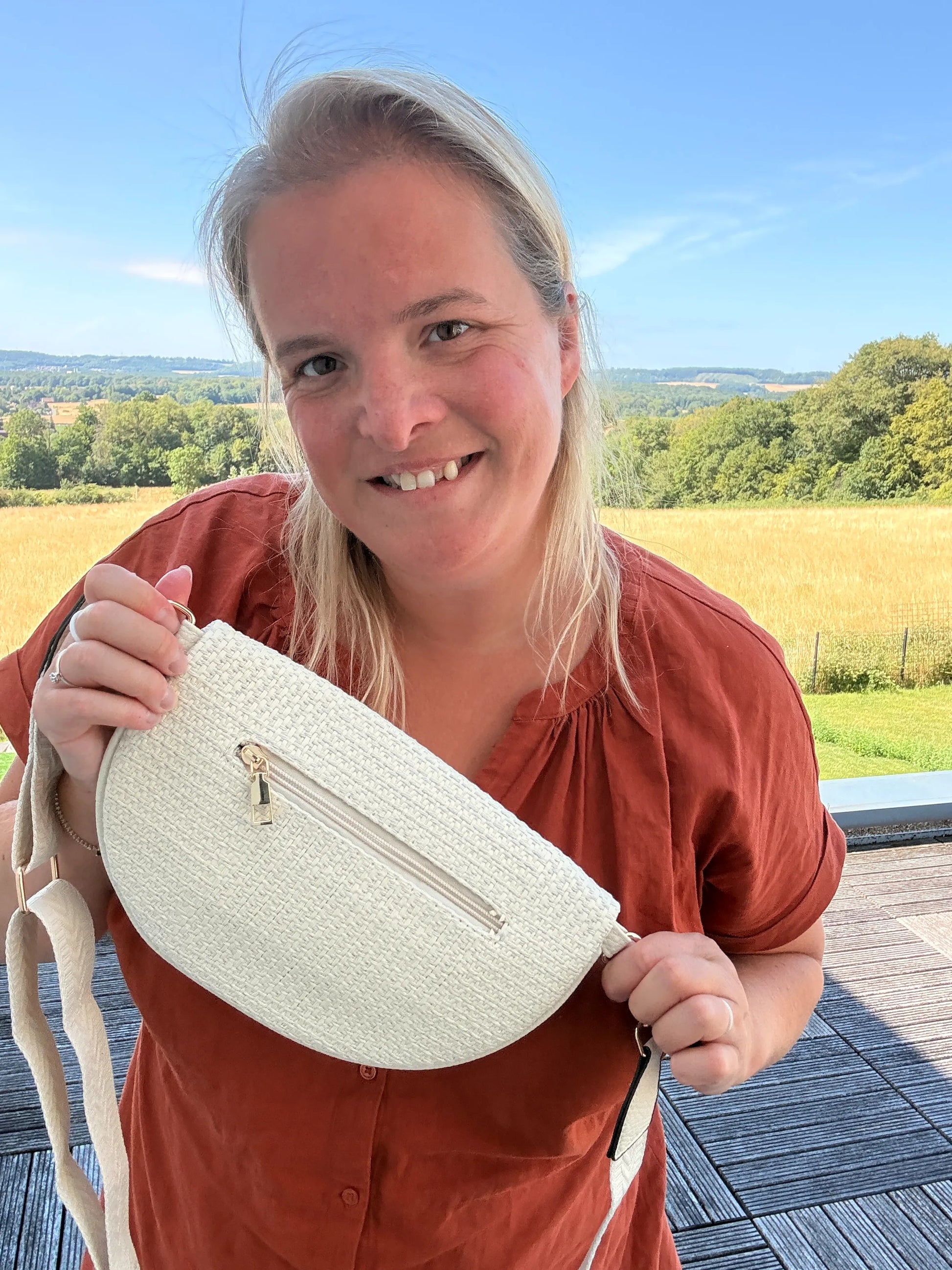 Sac banane Bohème femme en paille raphia beige, portée en bandoulière réglable, avec zippé sur le devant.