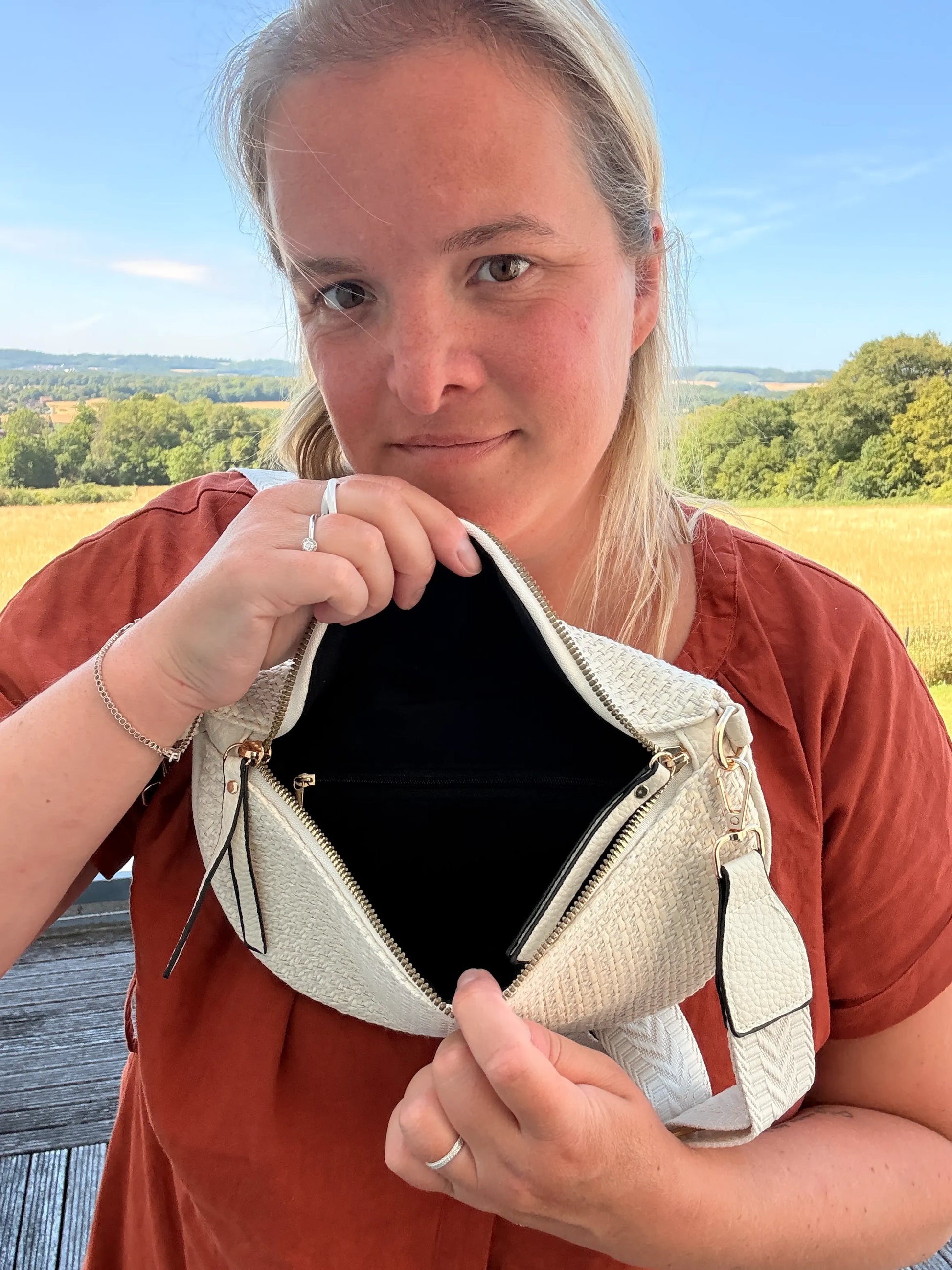 Sac Banane Bohème Femme – Paille Raphia Beige Or, vue d’ensemble avec détail du compartiment intérieur noir.