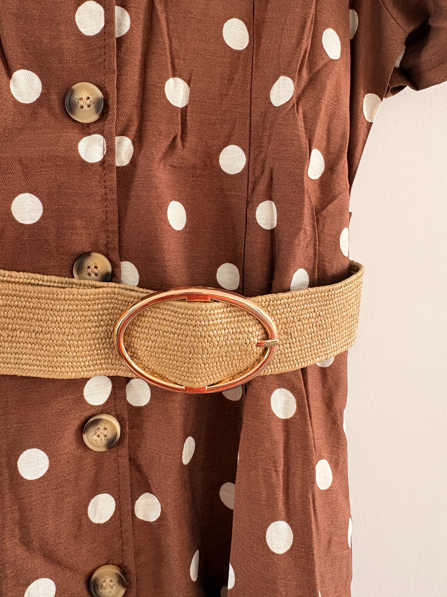 Robe midi femme pois beige marron avec ceinture naturelle et boucle dorée, boutons, style vintage jour/soir.