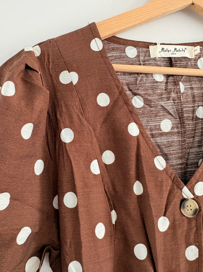 Robe Midi Femme Pois Beige Marron avec manches bouffantes, encolure V et ceinture; tissu à pois blancs sur fond marron clair.
