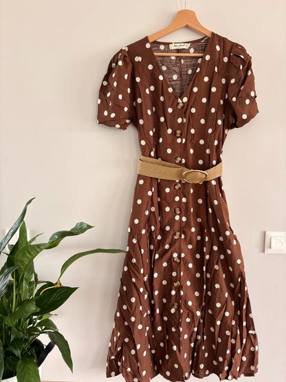Robe midi marron à pois blancs, manches bouffantes, col en V, ceinture beige tressée setting vintage.