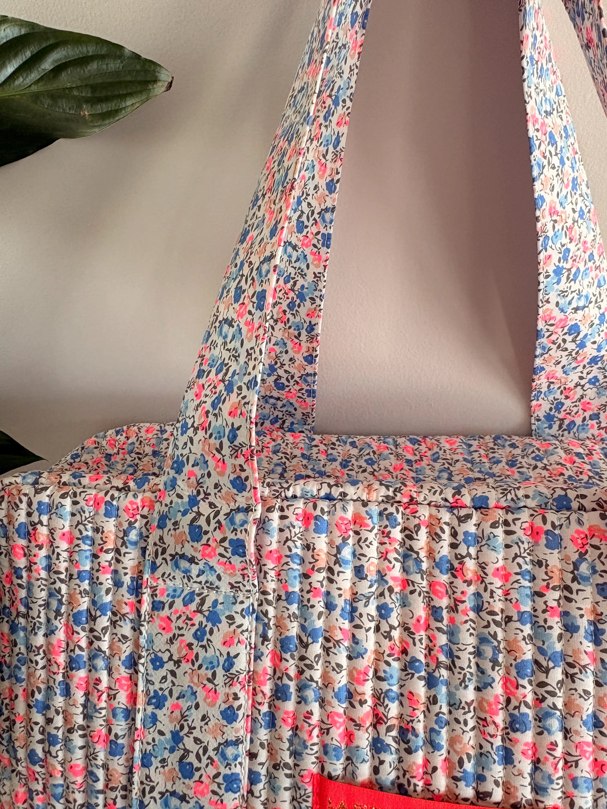Sac polochon matelassé à imprimé Liberty Lilas, Rose et Bleu avec bandoulières, motif fleuri et fronces.