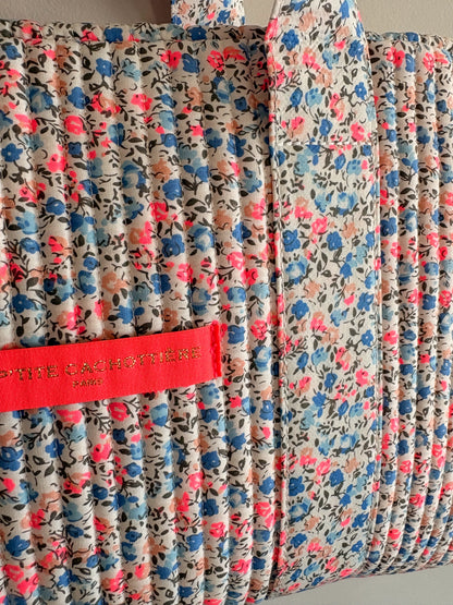 Sac polochon matelassé à imprimé Liberty lilas, rose et bleu avec bandoulière, motifs floraux fines et empiècements couchés. Sac signé cachemire Paris.