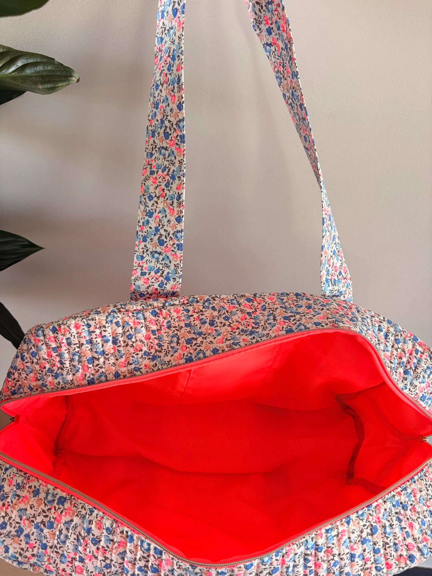 Sac polochon matelassé à imprimé Liberty Lilas, Rose et Bleu, intérieur rouge vif, grande ouverture zippée.