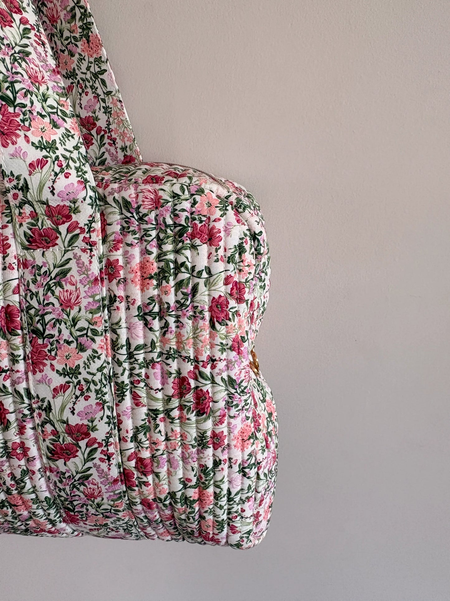 Sac polochon matelassé floral rose-pivoine et vert sauge sur fond blanc, imprimé fleuri.