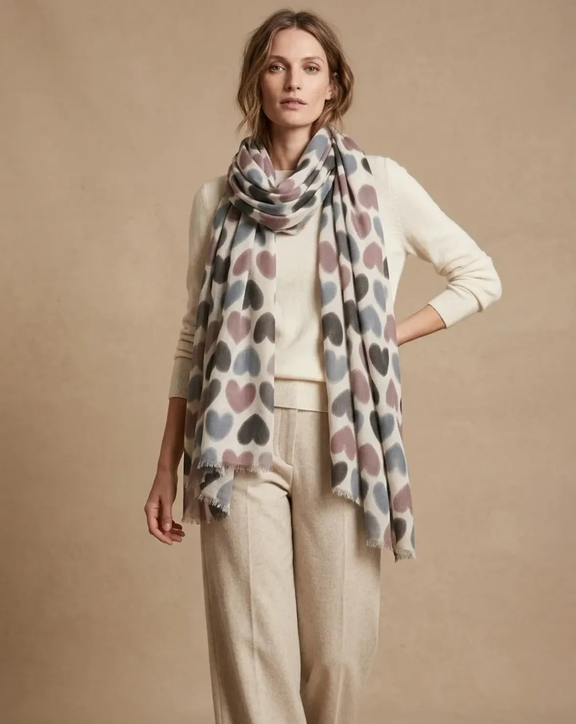 Écharpe femme à cœurs rose poudré et gris sur fond écru
