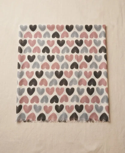 Écharpe femme à cœurs rose poudré et gris sur fond écru