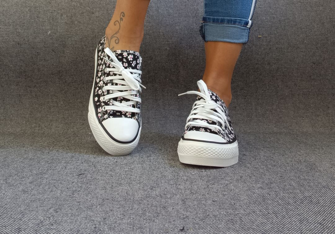 Baskets basses motifs liberty fleurs noires en tissu type converse