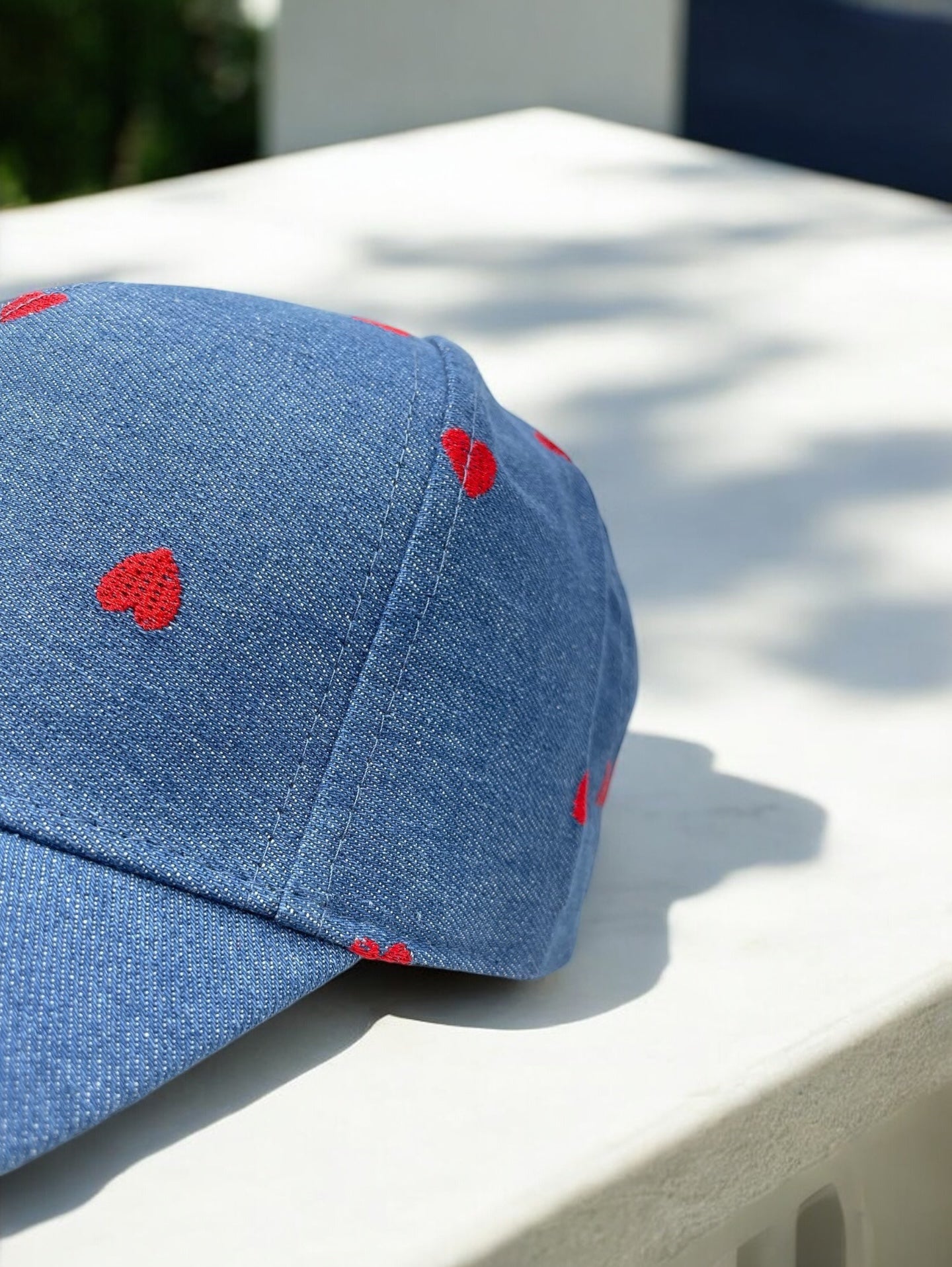 Casquette en coton bleu denim avec motifs cœur rouge