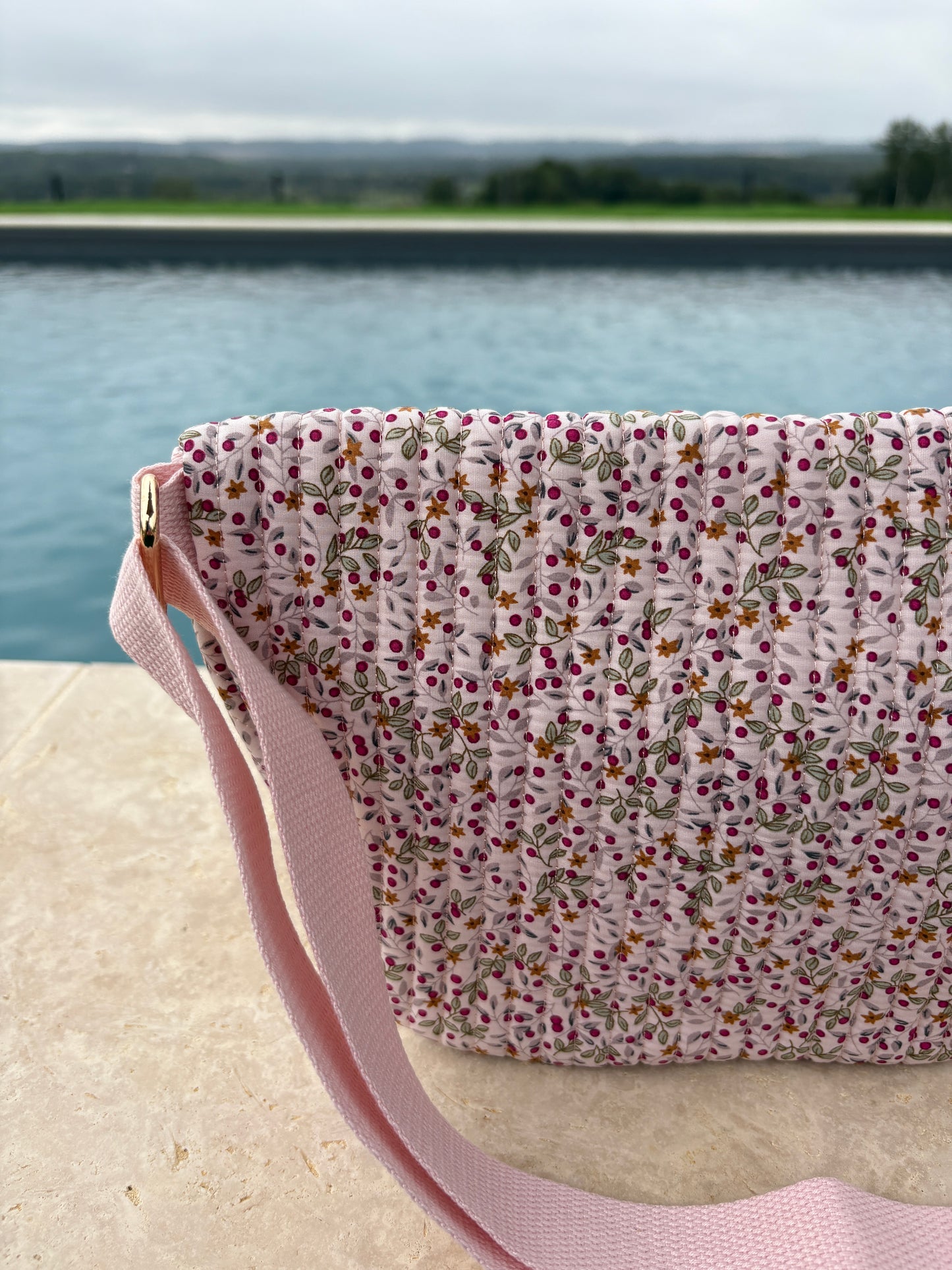 Sac banane en coton matelassé liberty baies rose crème  « La Ptite cachottière »