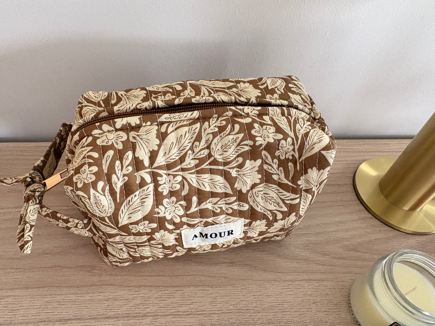 Pochette trousse en coton matelassé liberty floral toile de jouy couleur Camel et blanc