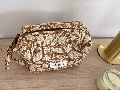 Pochette trousse en coton matelassé liberty floral toile de jouy couleur Camel et blanc