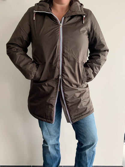 Parka imperméable longue fourrée pour femme Laura Jo, manteau marron chocolat avec capuche, vêtement chaud et pratique.