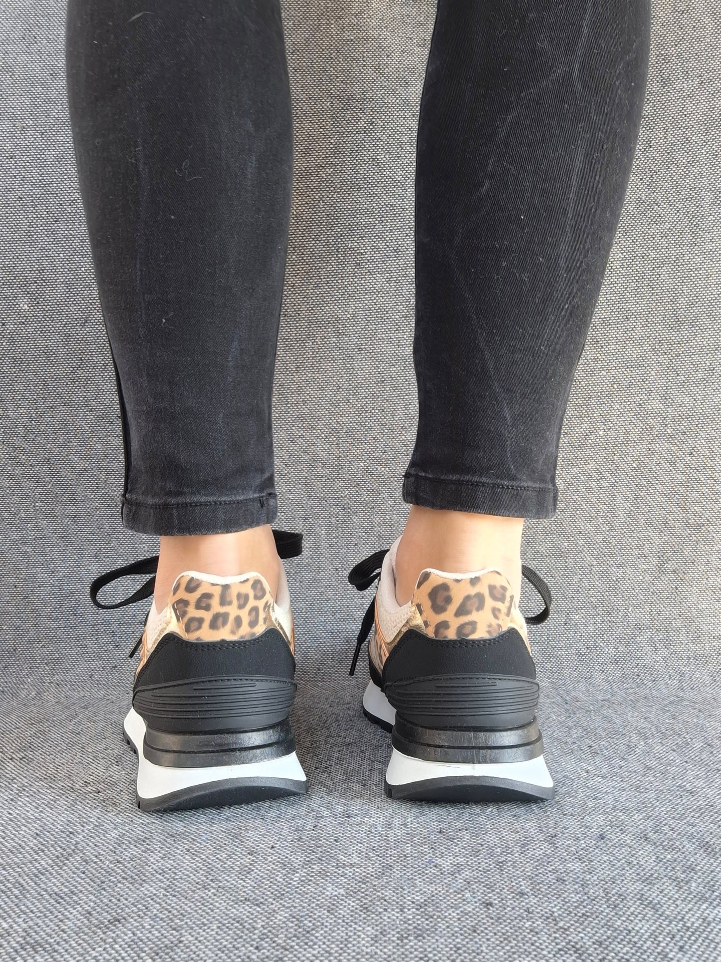 Chaussures baskets en tissu beige et noir avec un motif léopard style sneakers